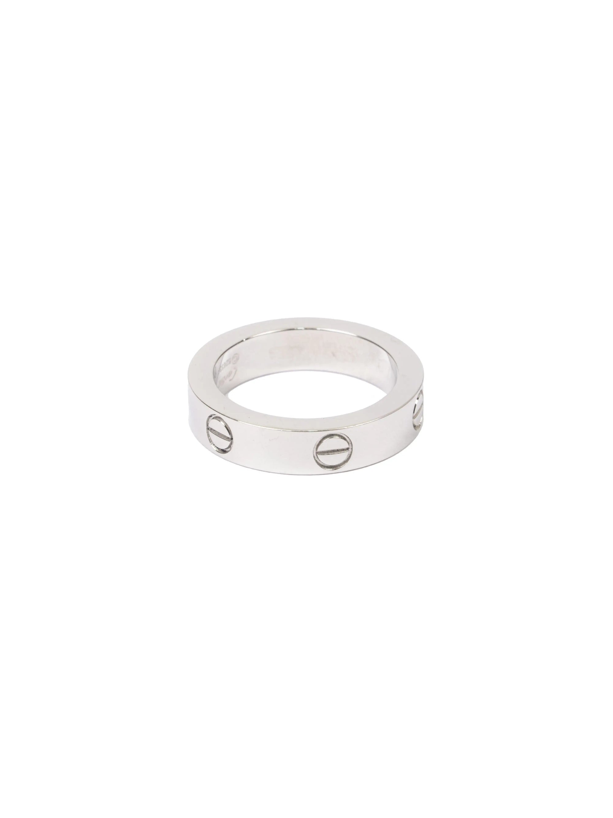cupid ring
Silver ring with engraved design on a white background